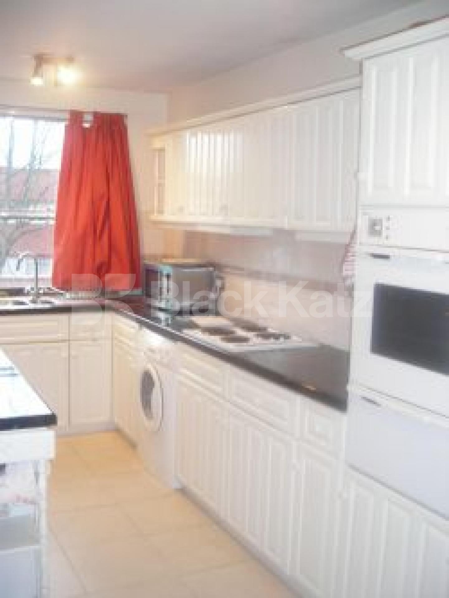 			VIEWINGS ESSENTIAL, 3 Bedroom, 1 bath, 1 reception Apartment			 Gloucester Avenue, CAMDEN NW1 nw1